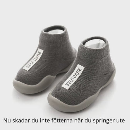 Stabila och mjuka barnskor för små äventyrande fötter