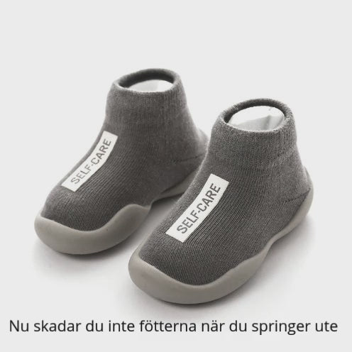 Stabila och mjuka barnskor för små äventyrande fötter